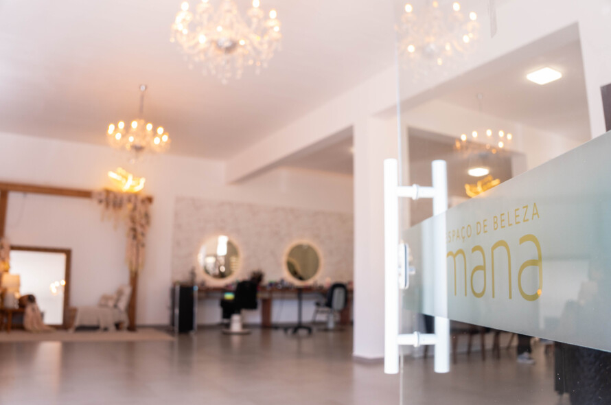 Entre tesouras, escovas e cores